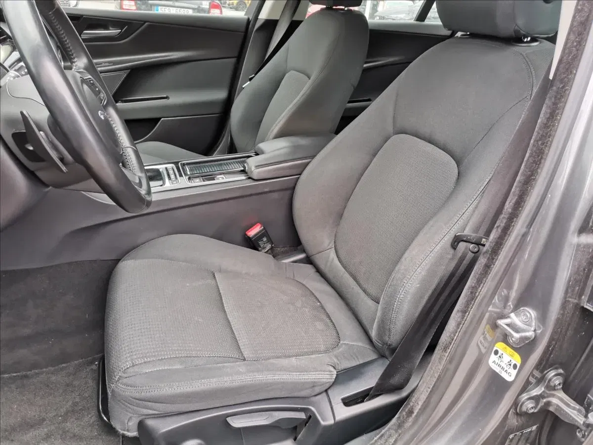 Jaguar XE - Náhled 6