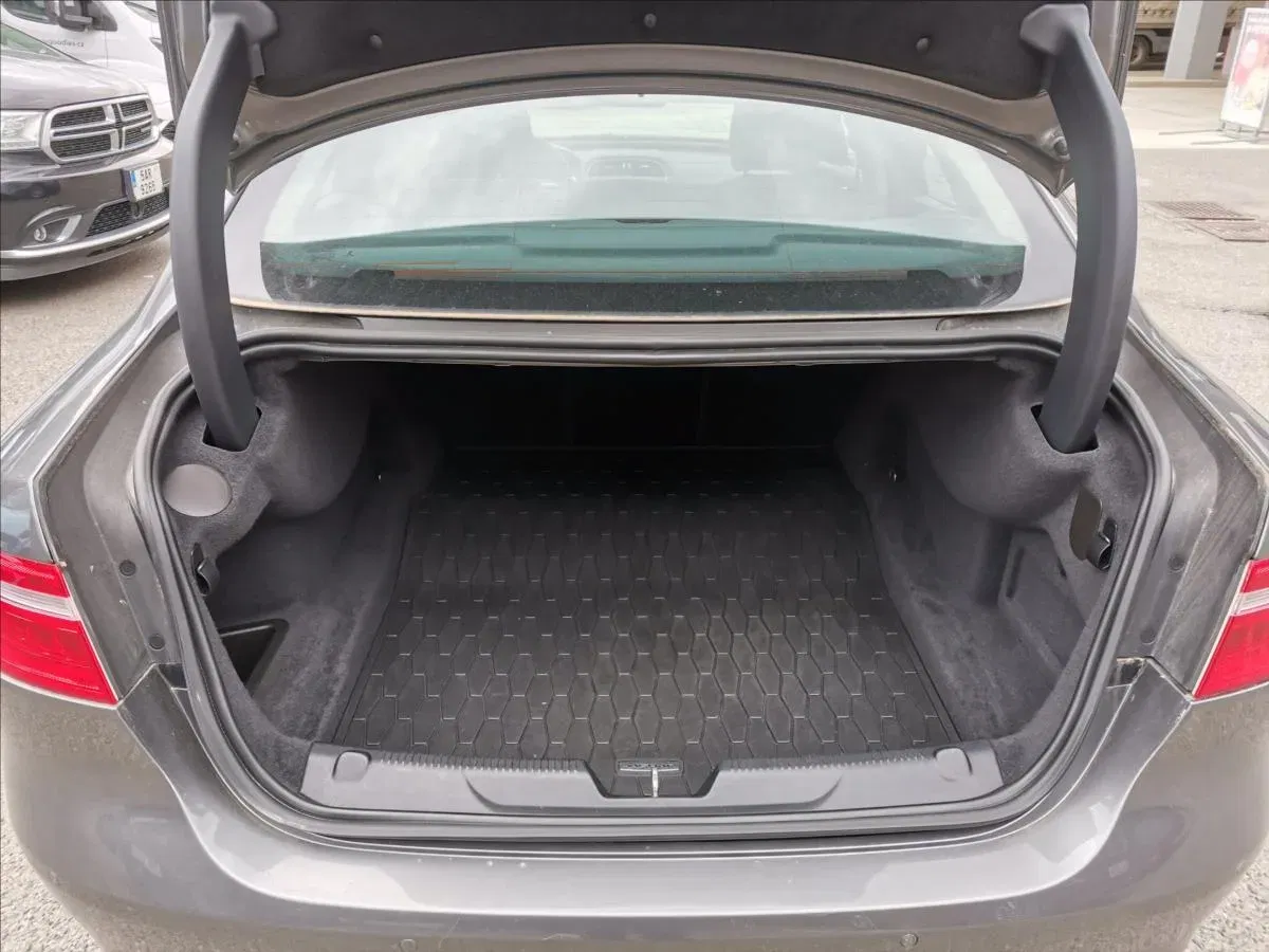 Jaguar XE - Náhled 8