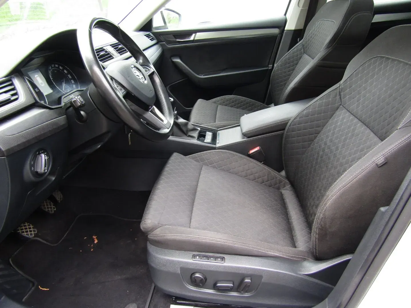 Škoda Superb - Náhled 20