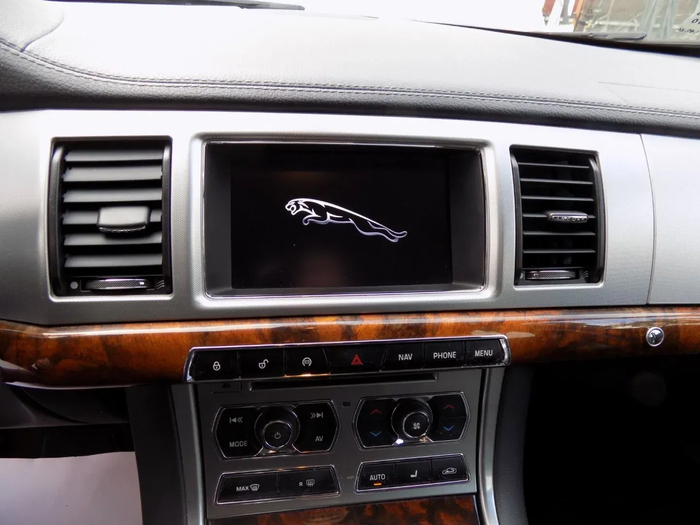 Jaguar XF - Náhled 29