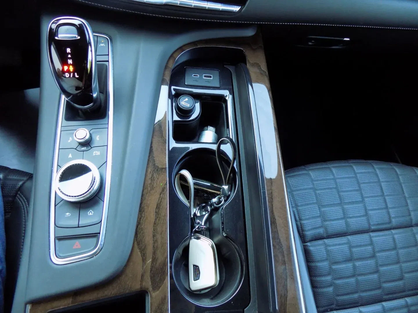 Cadillac Escalade - Náhled 34