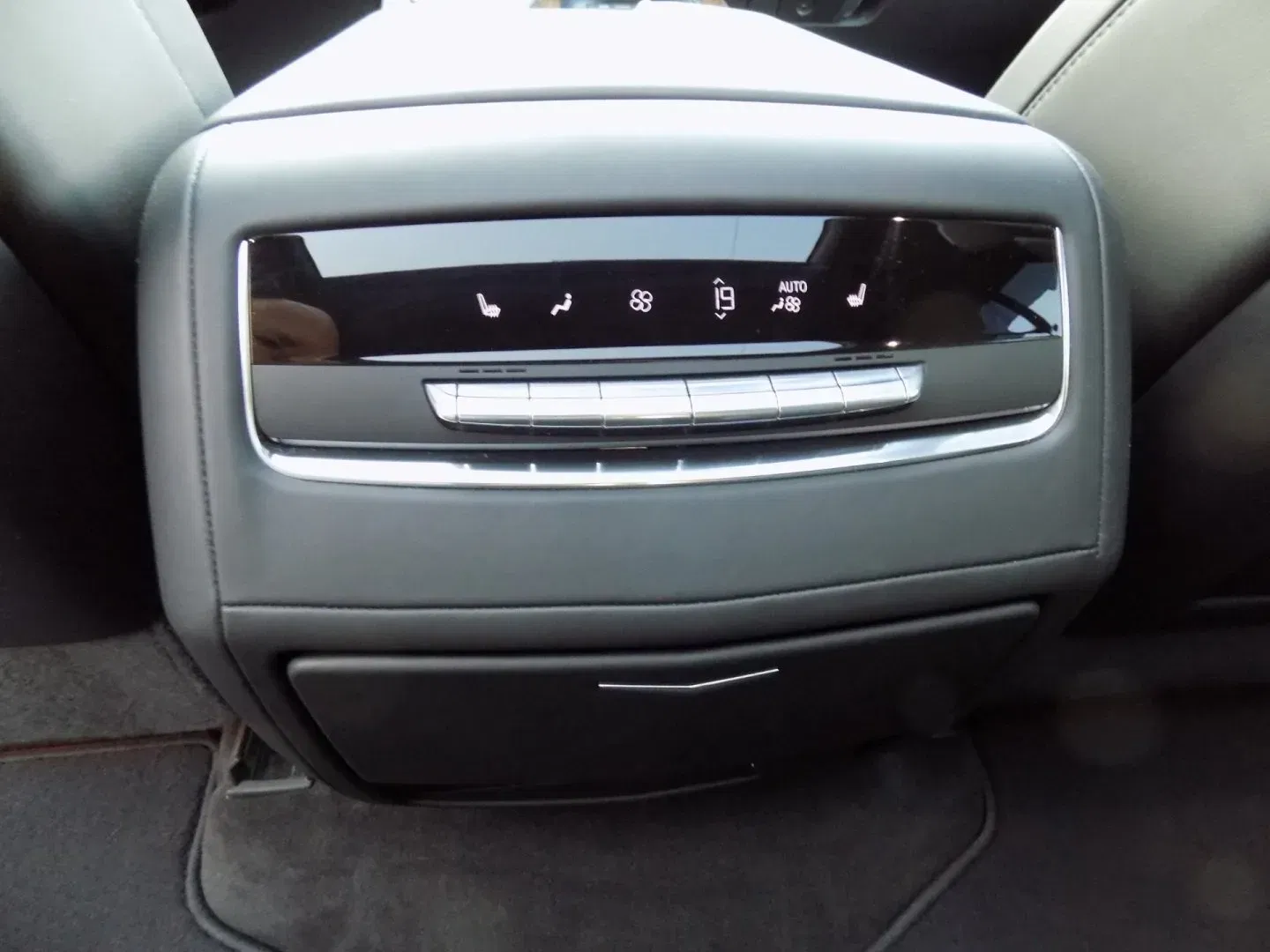Cadillac Escalade - Náhled 44