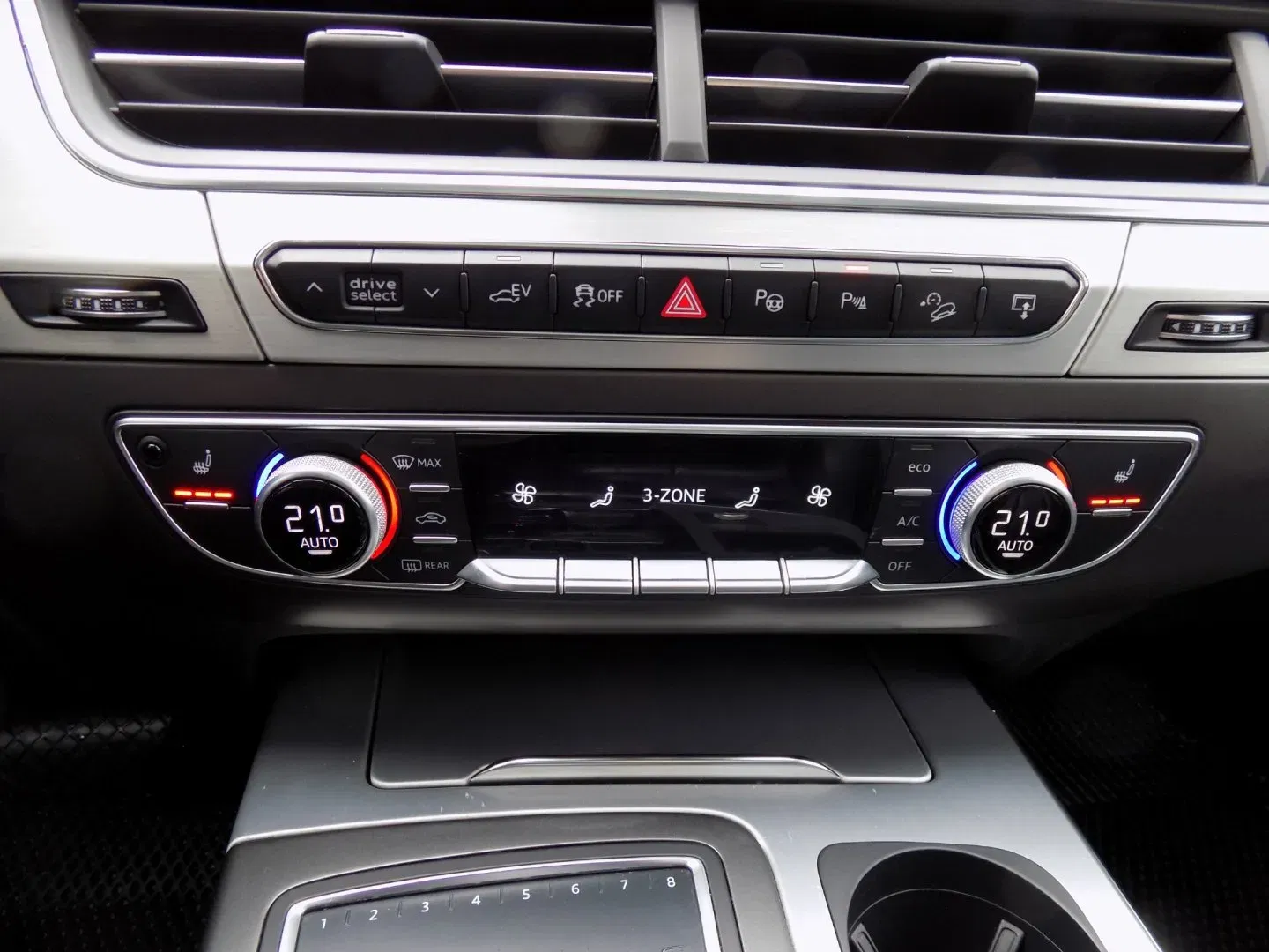 Audi Q7 - Náhled 40