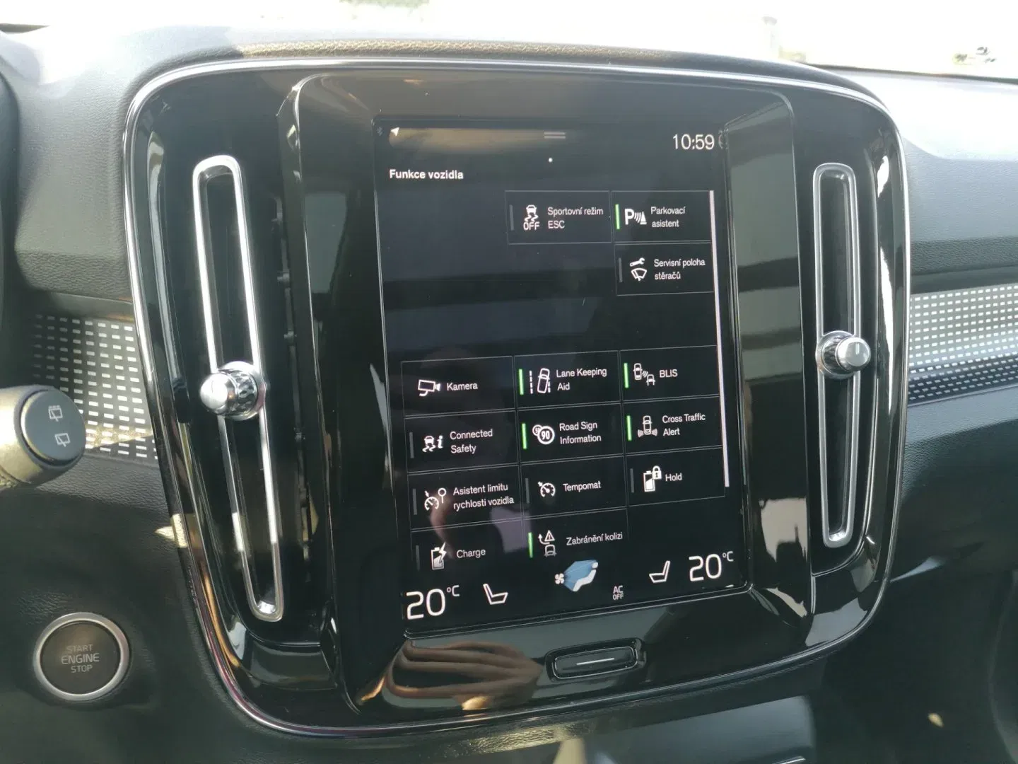 Volvo XC40 - Náhled 17